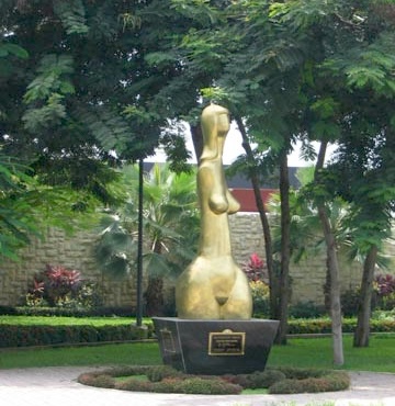 A statue by Dona Yela